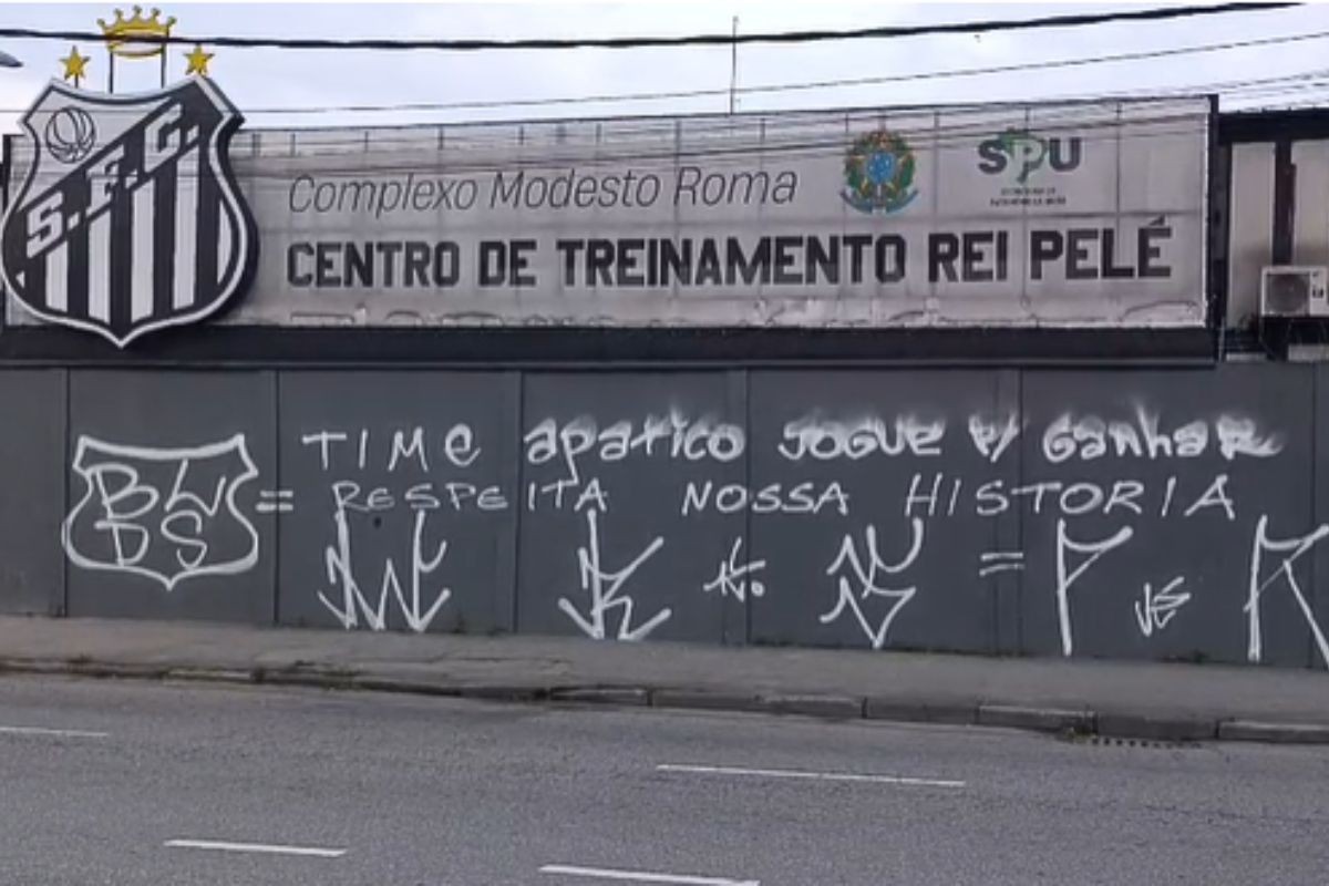 CT do Santos amanhece pichado após goleada do Palmeiras na Copa do Brasil: ‘time apático’; VÍDEO