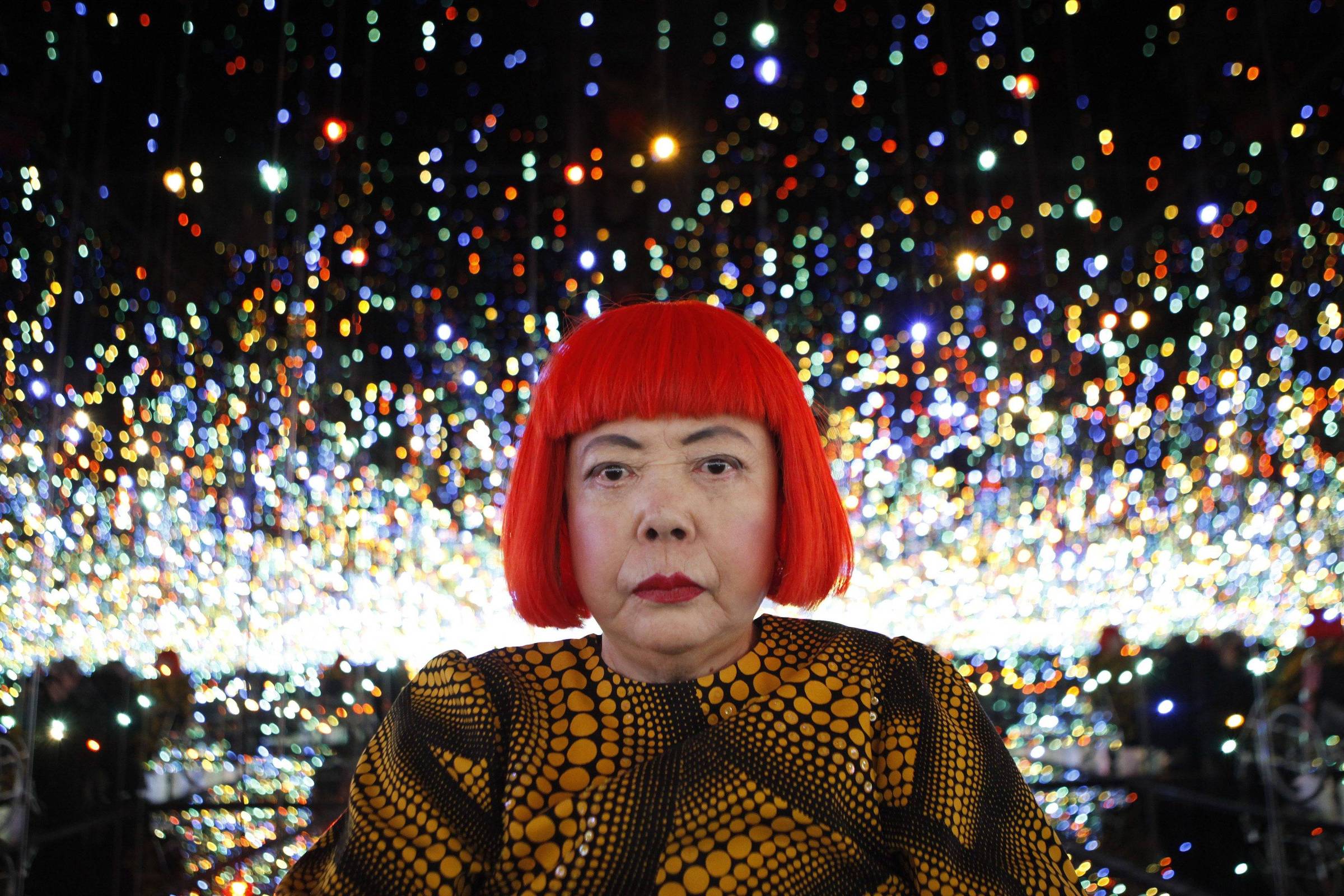 Morre Yaoyoi Kusama, artista japonesa rainha das bolinhas, aos 97 anos