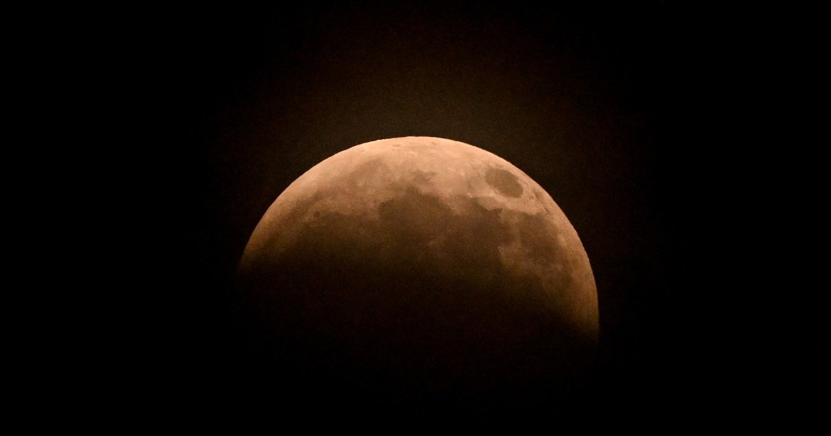 Como foi o eclipse que deixou 96,2% da Lua escurecida nesta madrugada