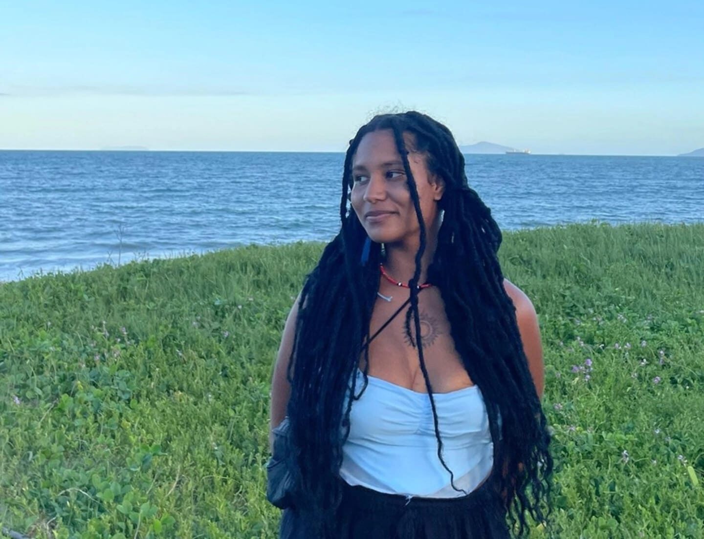 Por aí: Artista resgata ancestralidade indígena no Litoral Norte