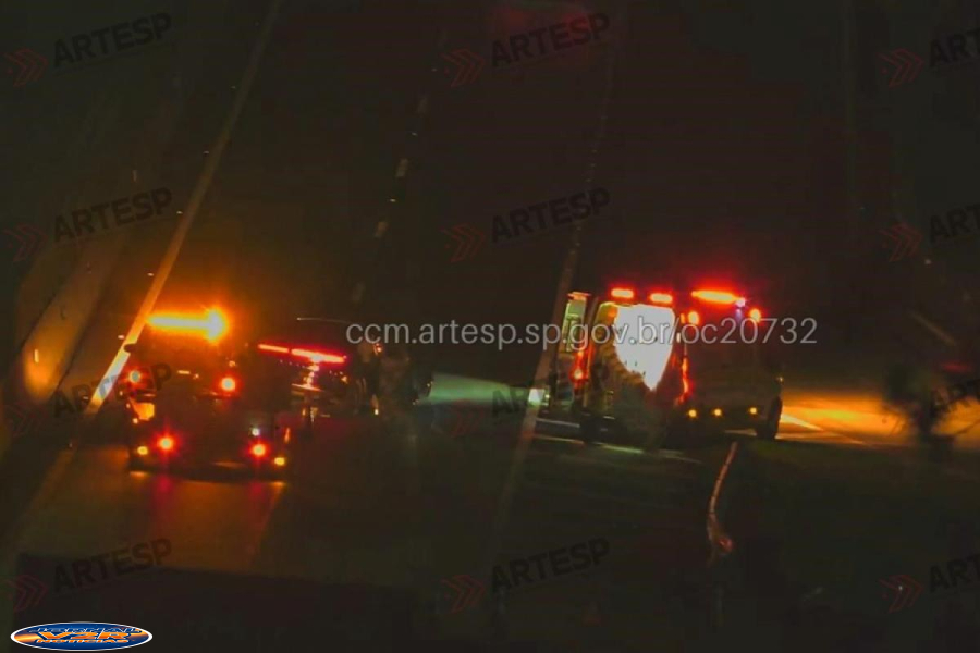 Carro com três ocupantes bate em dispositivo de segurança na Rodovia dos Tamoios