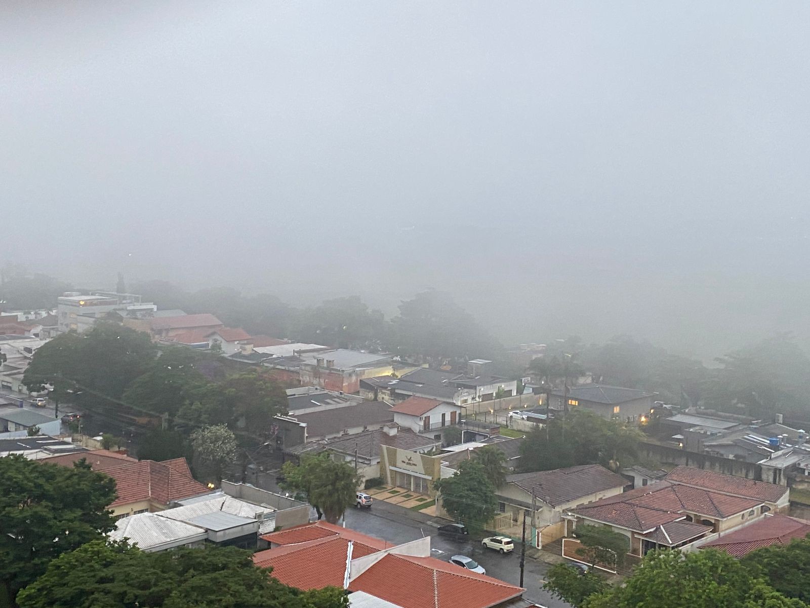 São José dos Campos registra maior acumulado de chuva do estado de SP; região tem alagamentos, granizo e quedas de árvores