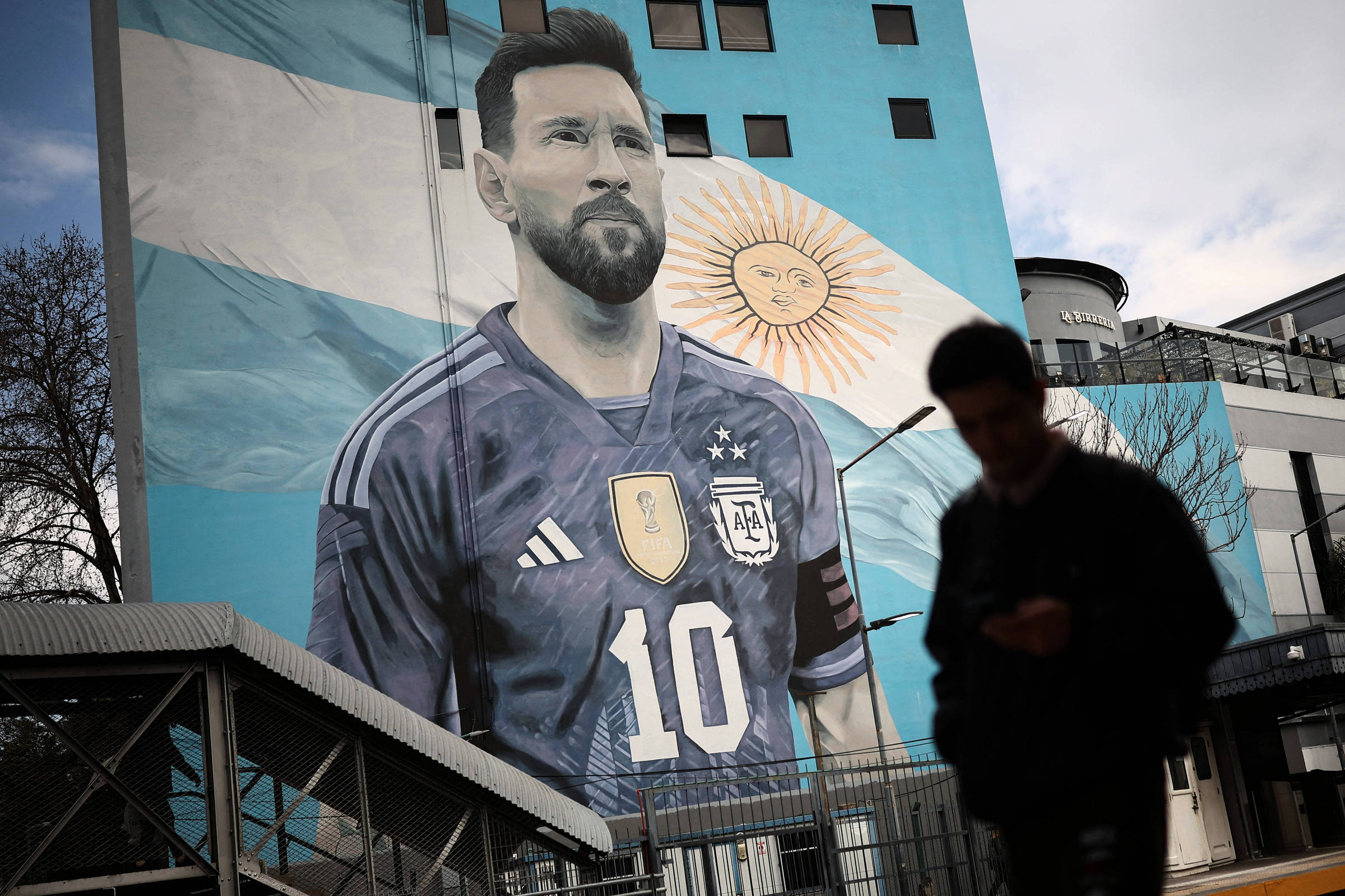 Despedida de Messi da seleção reverbera fora do futebol e une argentinos