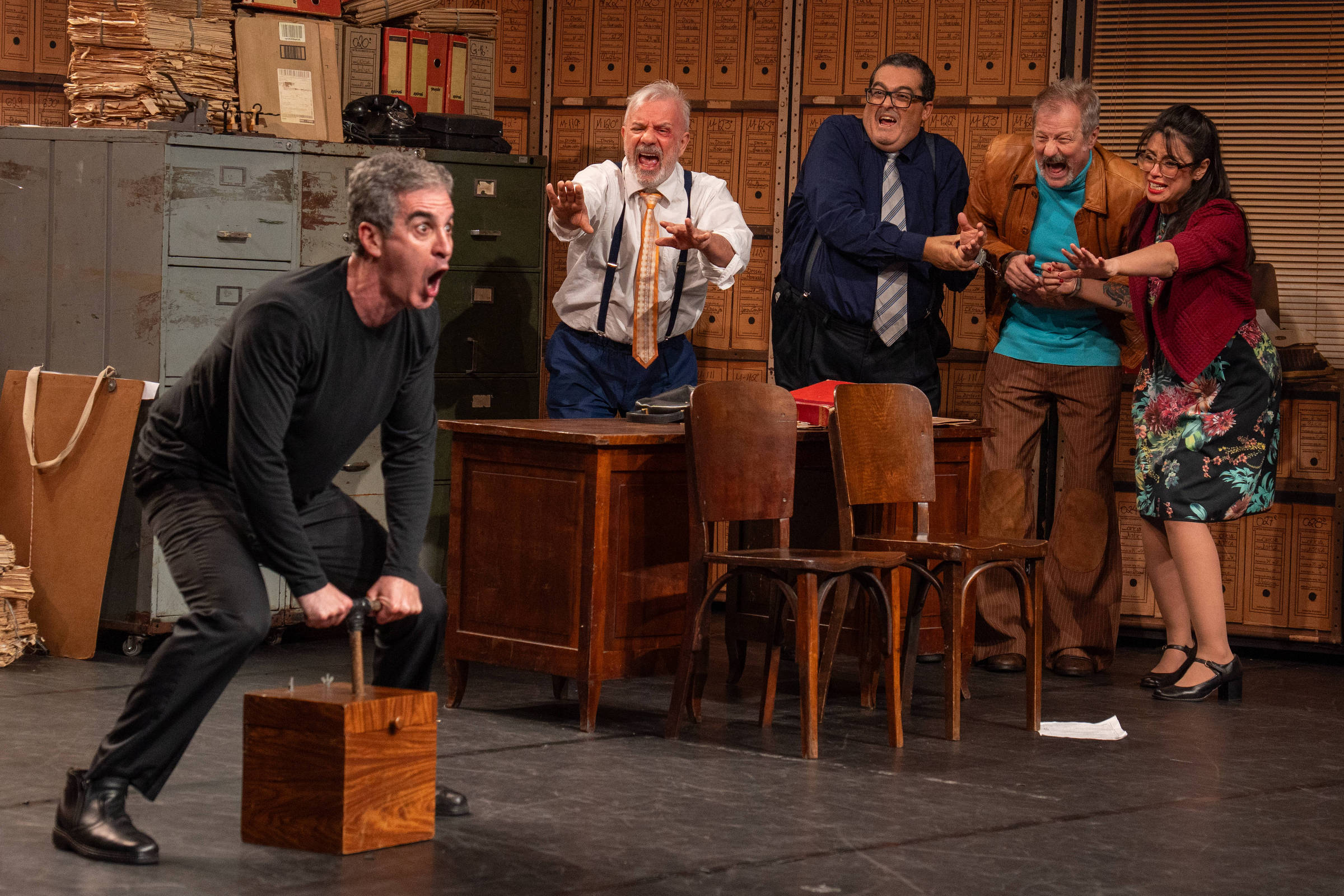 Adaptação de Dario Fo transforma tragédia real em comédia corrosiva