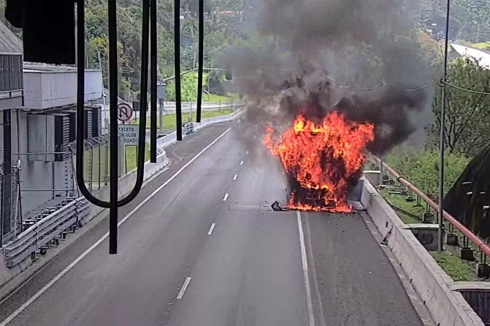 Ônibus de viagem pega fogo e bloqueia rodovia dos Tamoios
