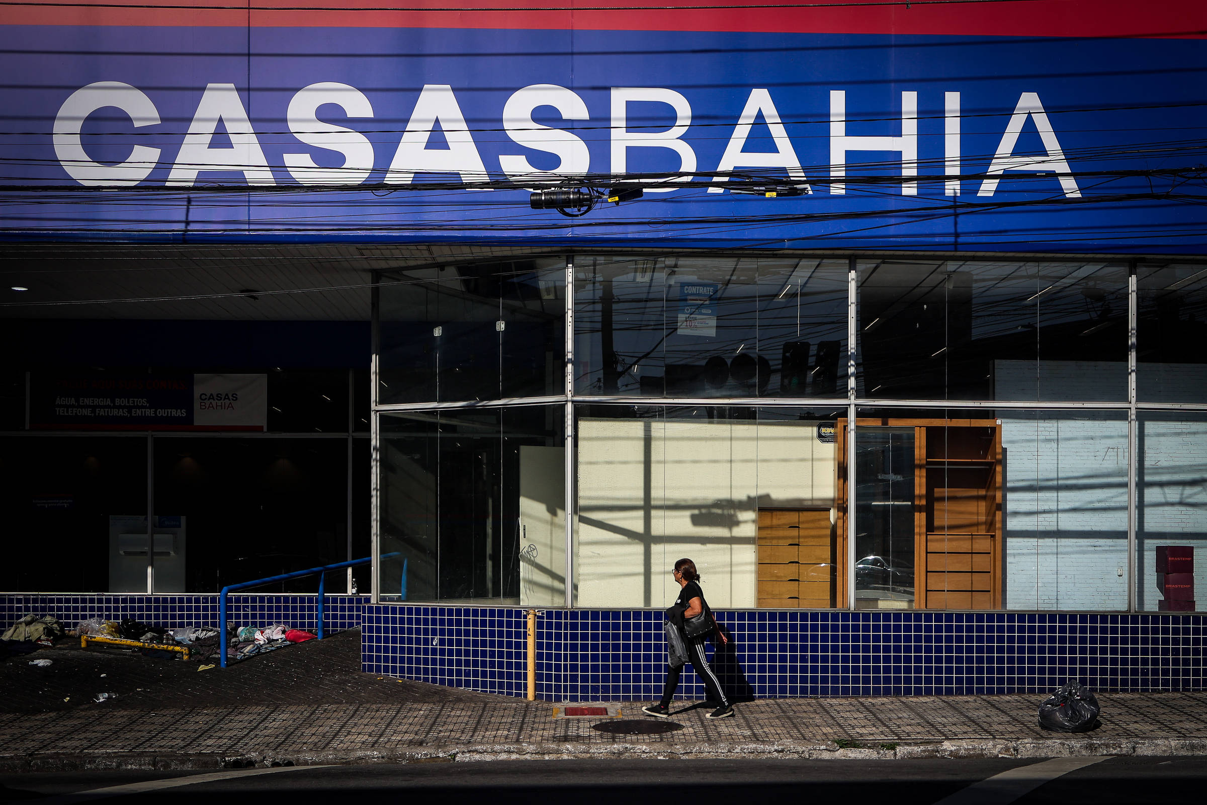 Casas Bahia reduz publicidade na TV em 90% e deixa de patrocinar Brasileirão na CazéTV