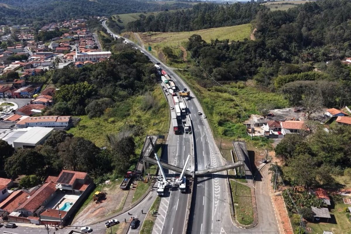 Concessionária disponibiliza ônibus para transporte de moradores próximo a passarela que desabou em Vargem, SP