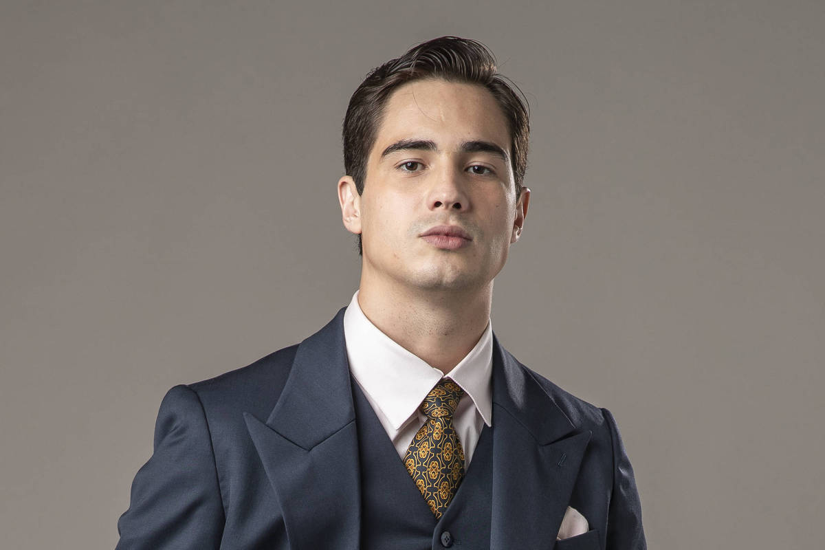 Elenco de 'Lá na Minha Terra' aprende a ordenhar vacas para nova novela da Globo
