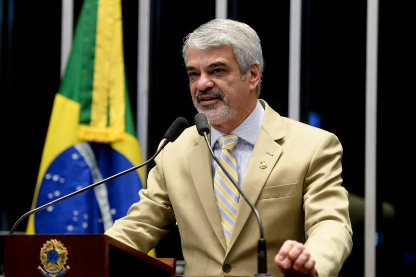 De médico a ministro da Saúde: conheça Humberto Costa, candidato ao Senado