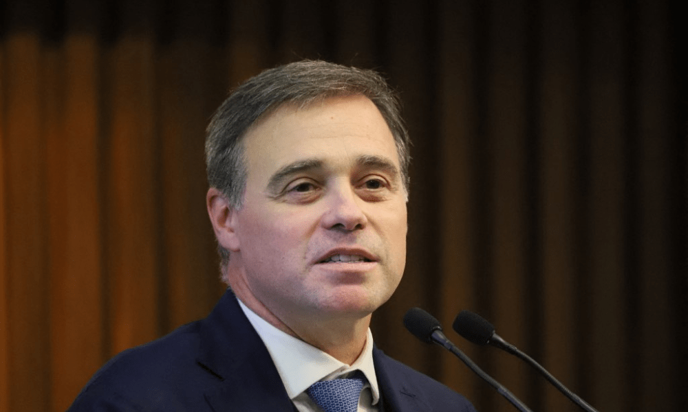 Mendonça demorou 9 dias para decidir sobre Wagner, mas 75 no caso de Castro, diz PF