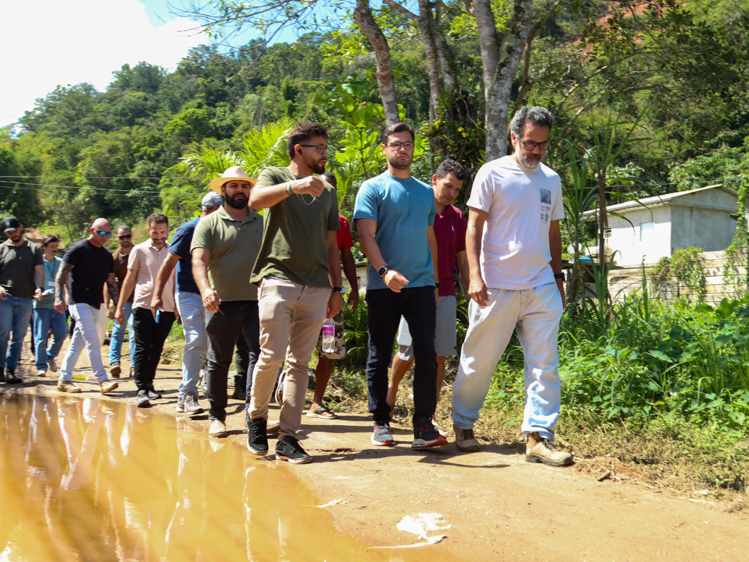 Prefeitura e EDP fazem vistoria técnica no núcleo Barreira para expansão da rede elétrica em São Sebastião