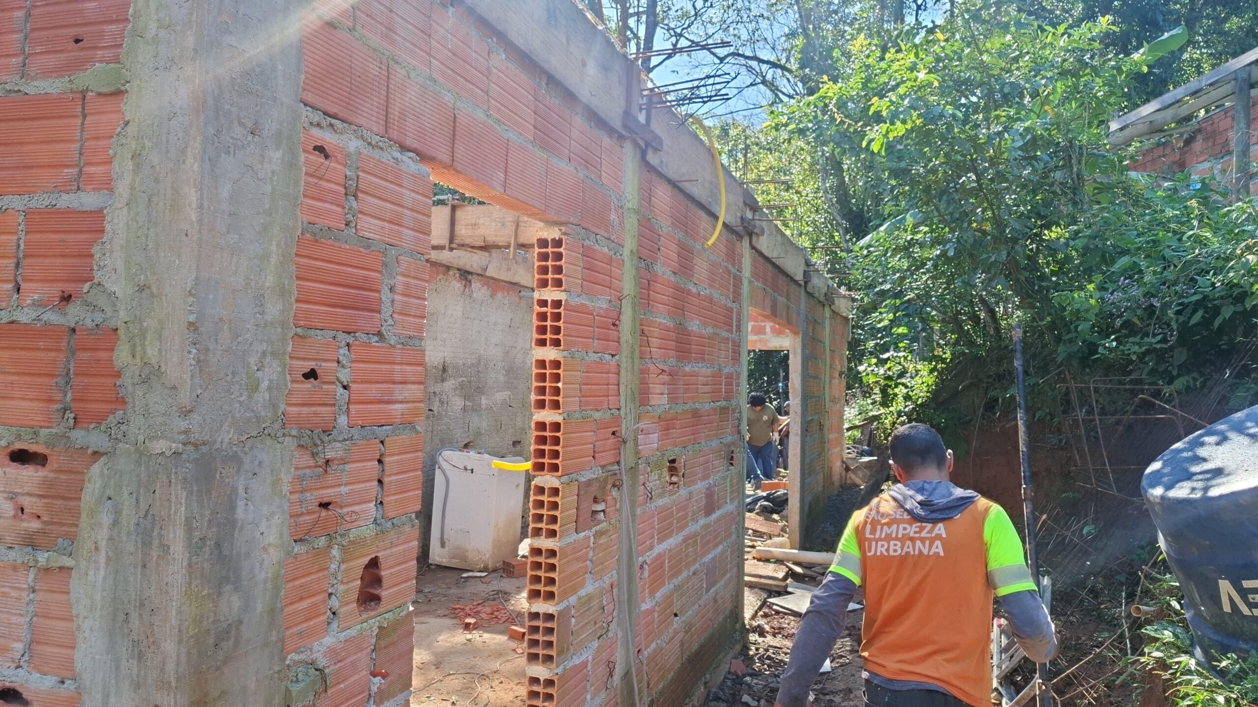 Operação integrada demole construção irregular em área de alto risco e apreende moto furtada em São Sebastião