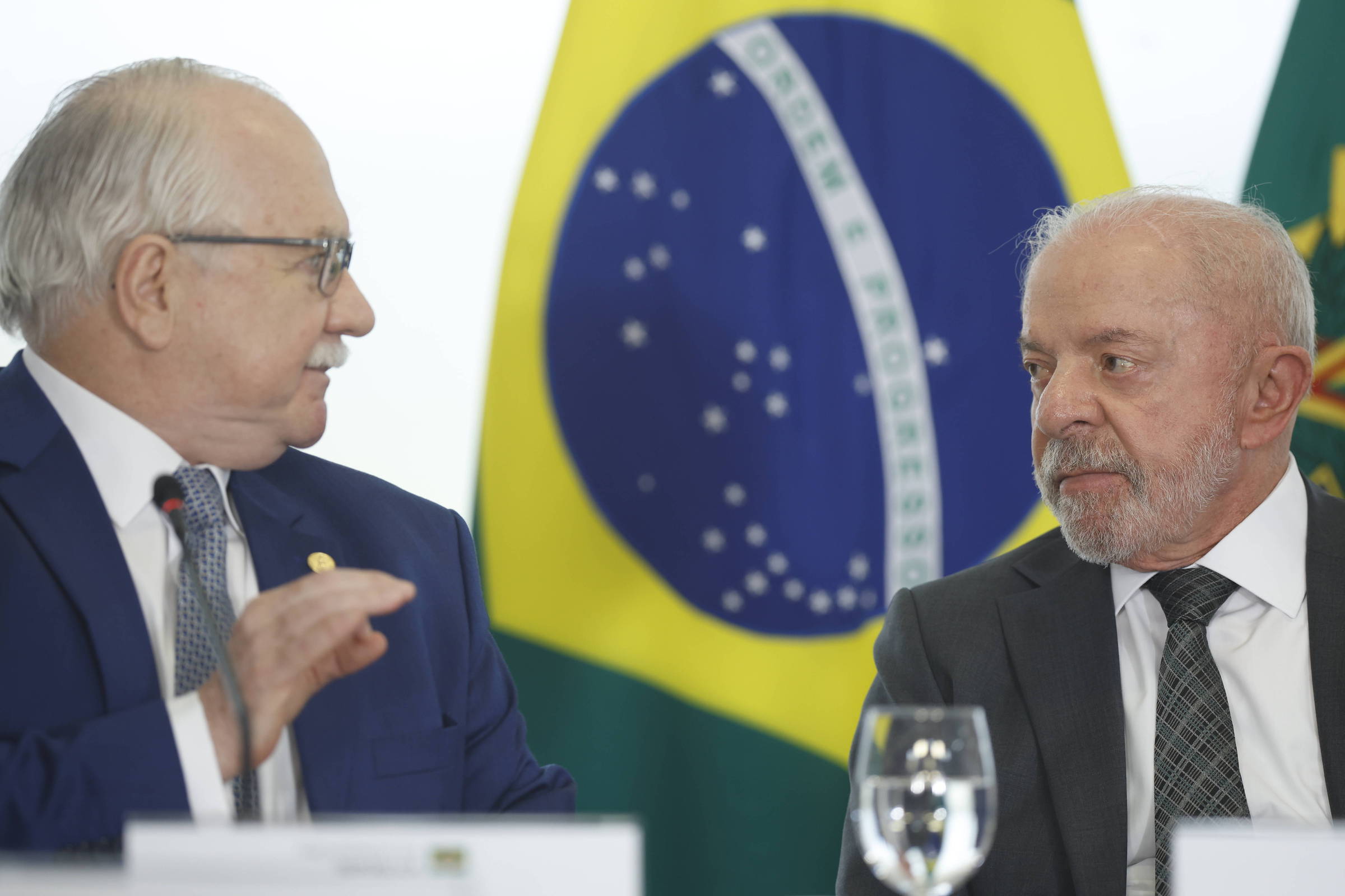 Cargo não pode ser usado para benefício pessoal em nome da democracia, diz Lula sem citar Moraes