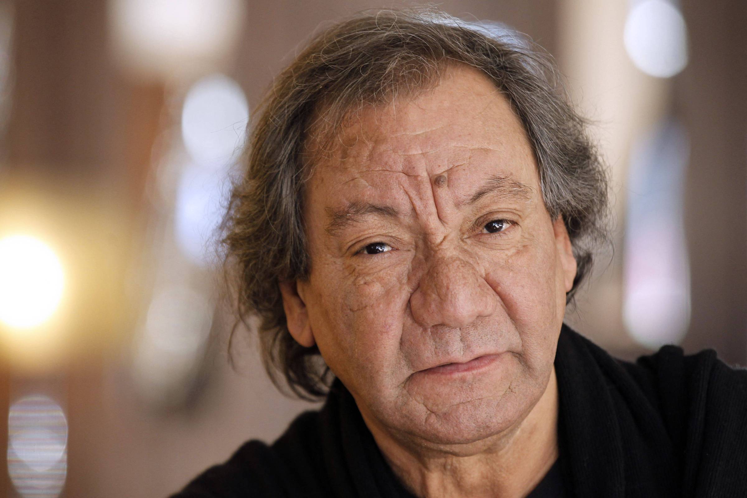 Morre o diretor Tony Gatlif, que explorou a cultura cigana nos cinemas, aos 77