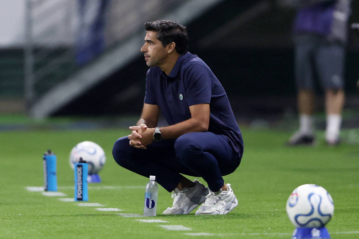 Abel Ferreira é punido com dois jogos de suspensão por chutar microfone