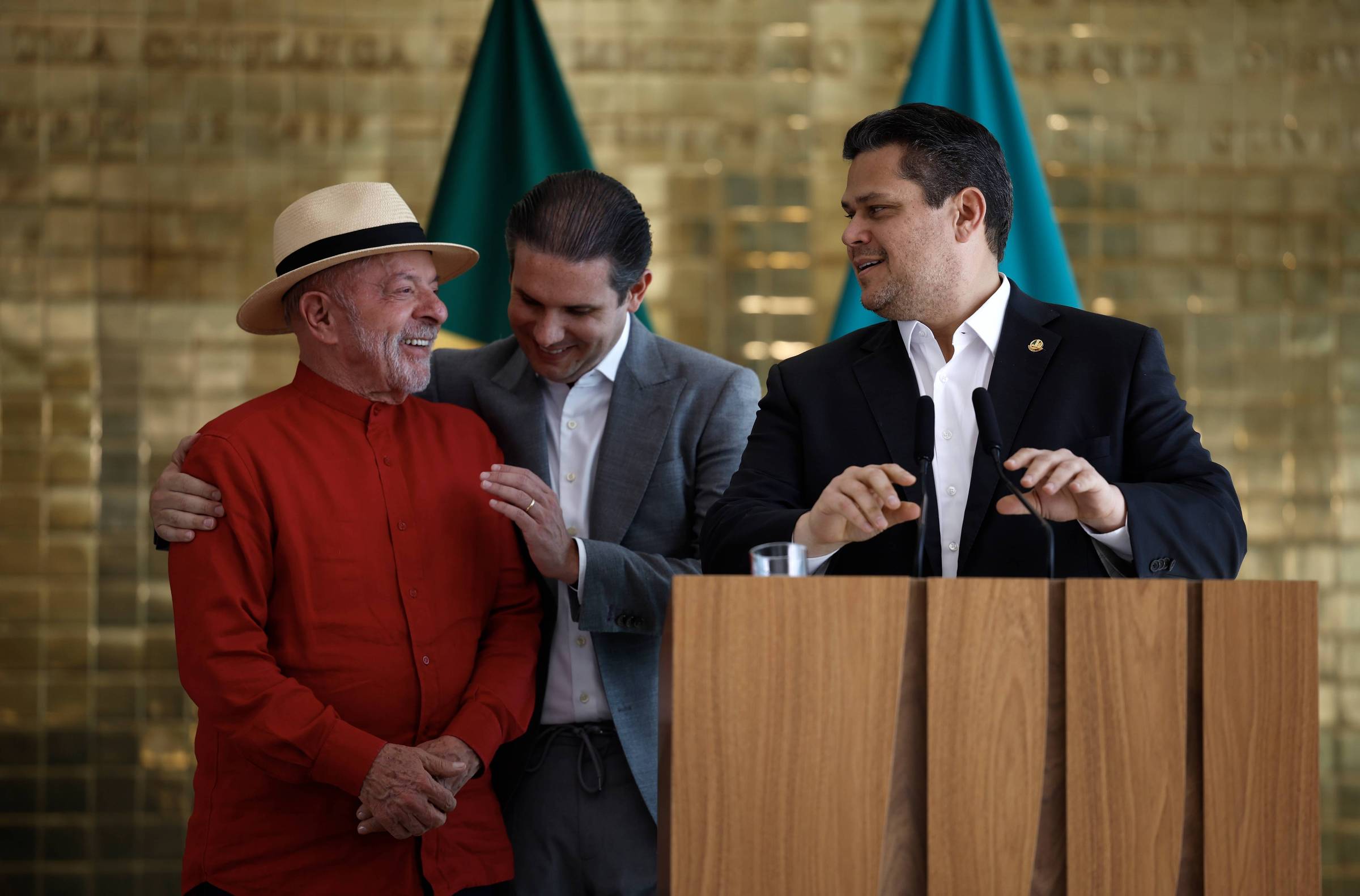 Alcolumbre considera votar fim da 6x1 antes do segundo turno