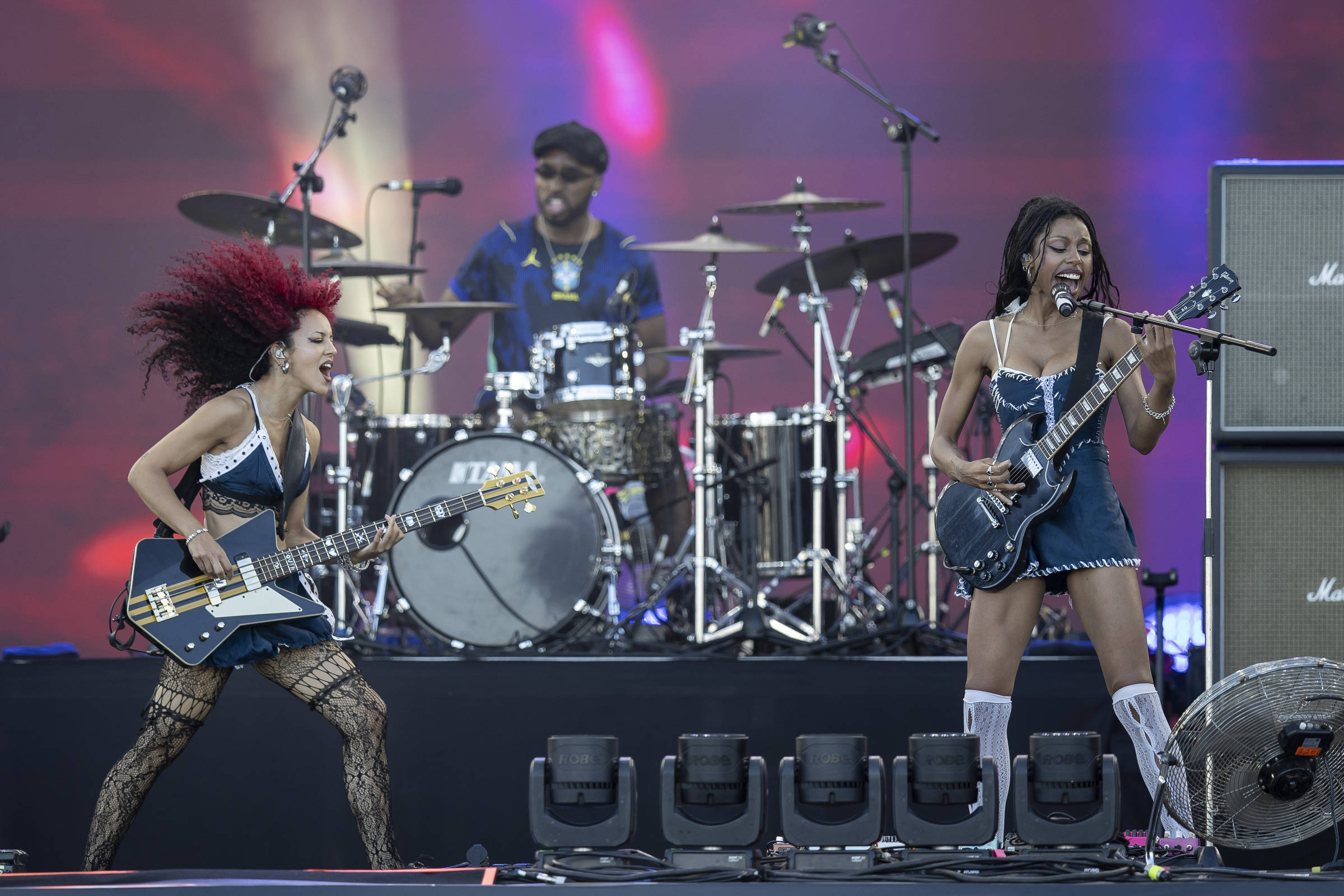 Nova Twins toca para poucos fãs do Foo Fighters no primeiro dia de Rock in Rio