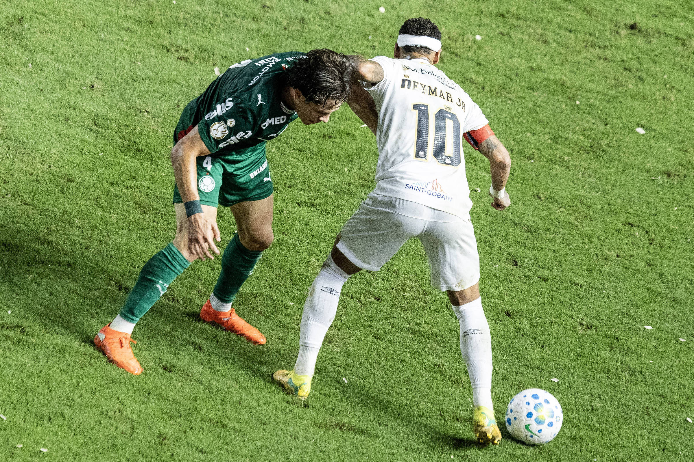 Lesão na coxa deve tirar Neymar de ação por ao menos um mês