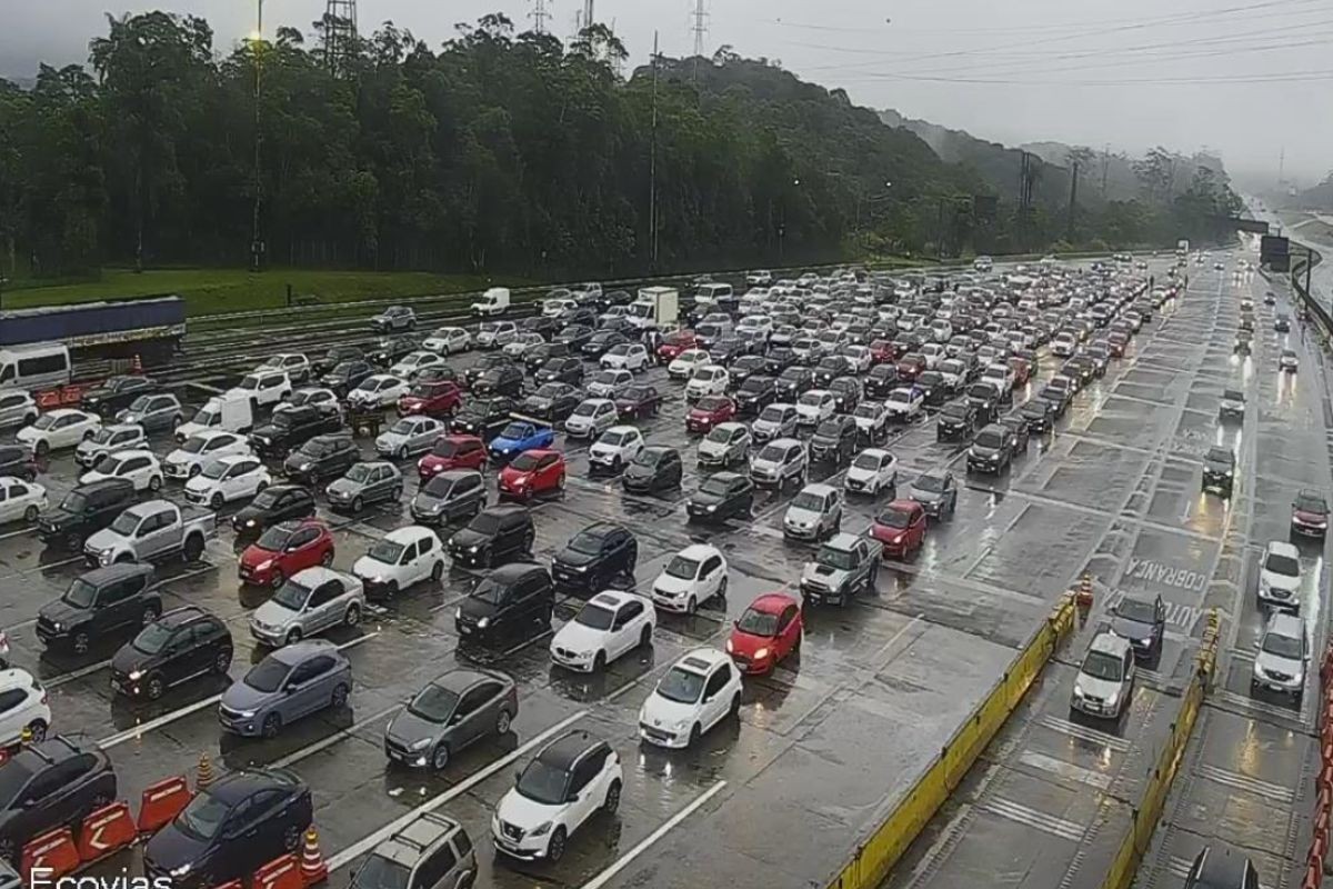 Motoristas encaram congestionamento rumo ao litoral de SP na véspera do feriado da Independência