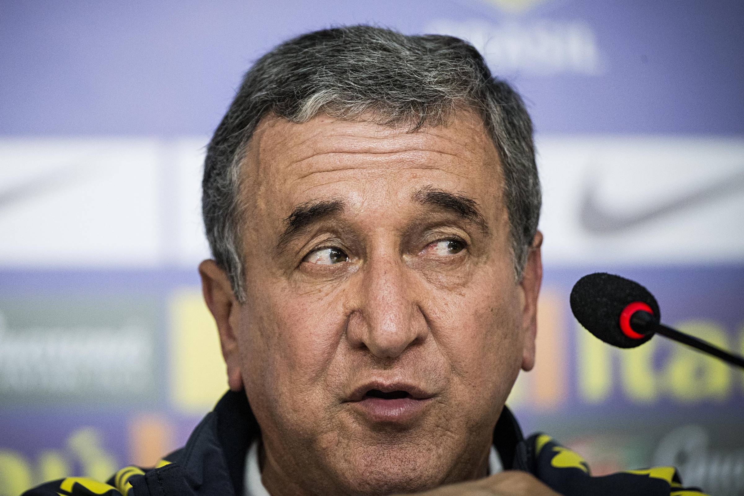 Sob aplausos, Carlos Alberto Parreira deixa hospital após quase três meses internado