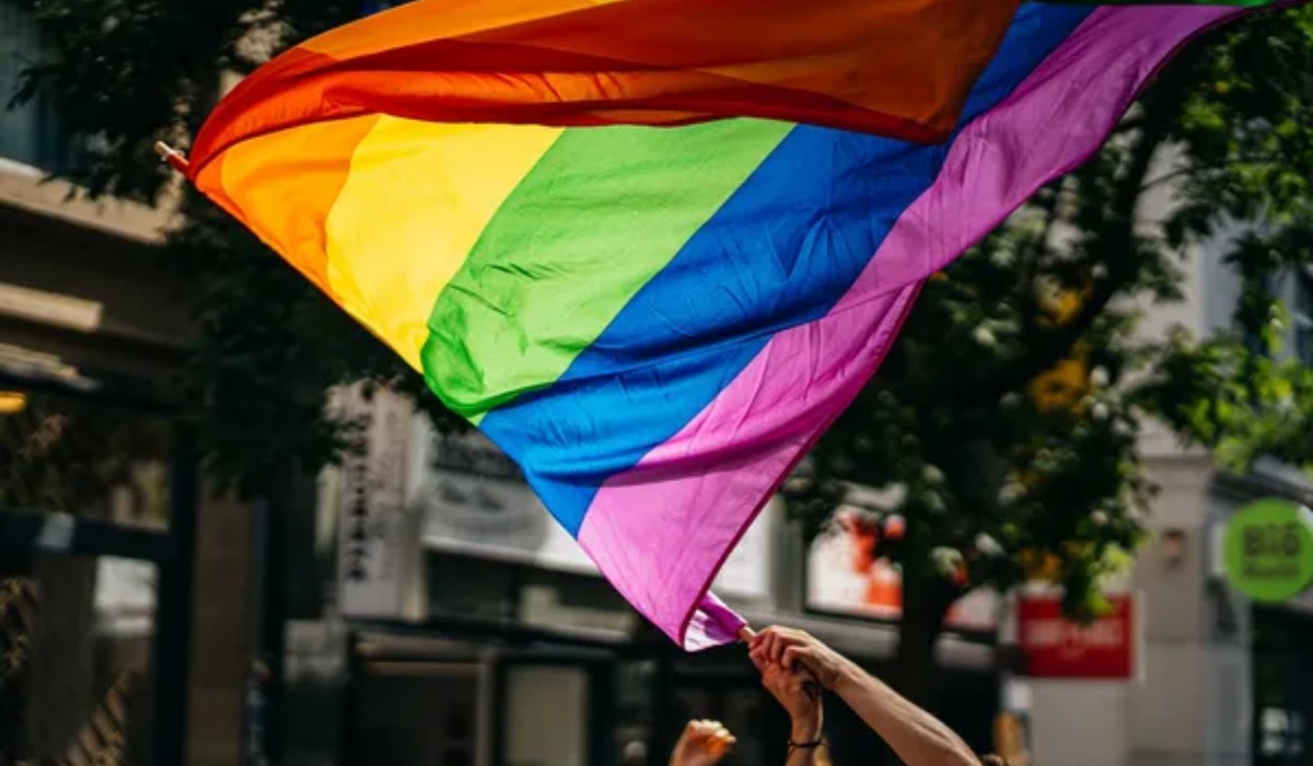 Cidade do litoral de SP recebe Parada LGBT+ com shows, drag queens e DJs neste domingo