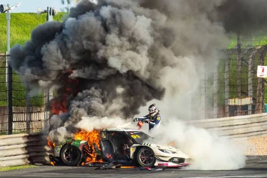 Piloto resgata colega de carro em chamas após acidente em prova no China GT