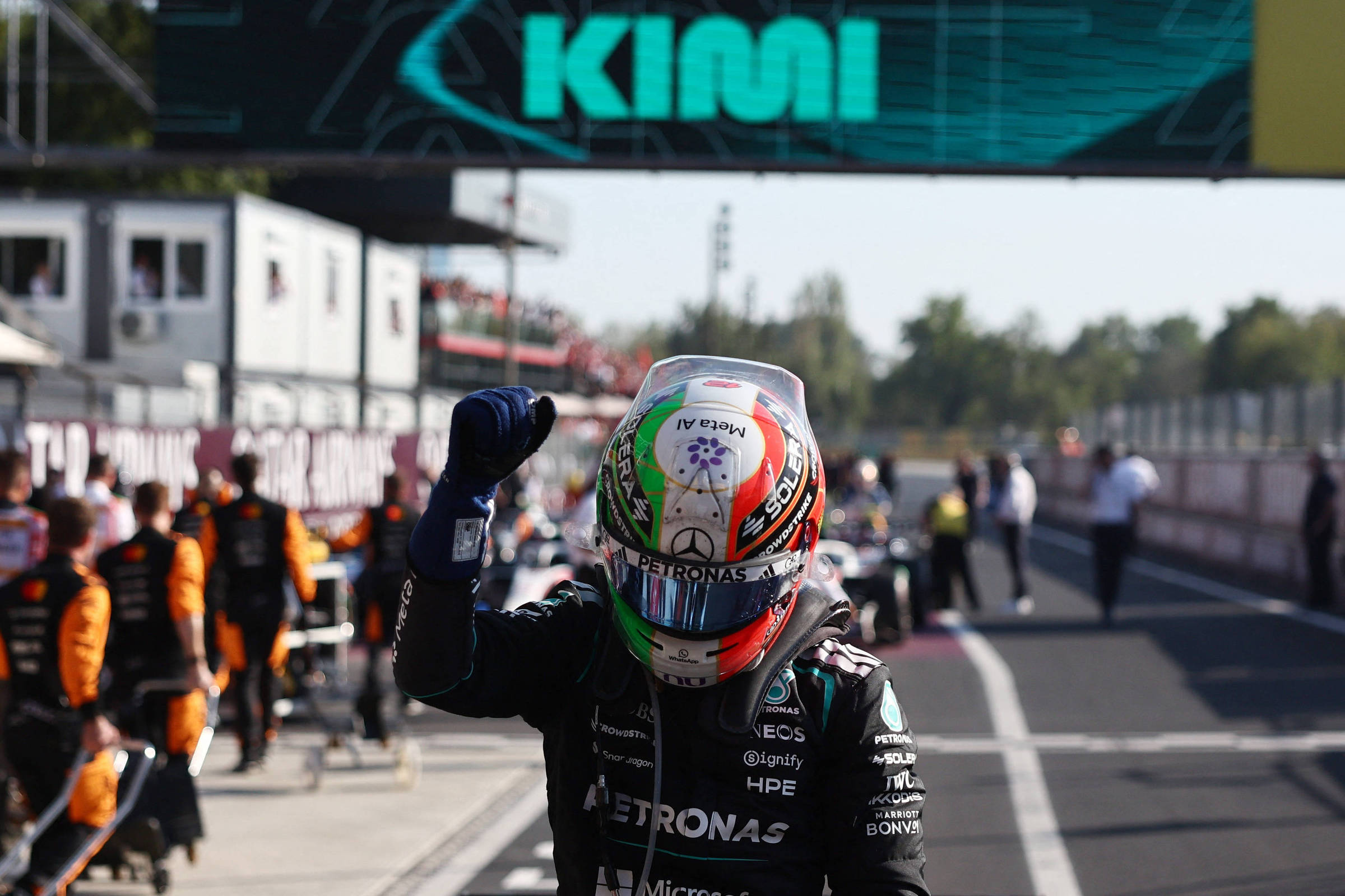 Antonelli escala o grid, vence e faz a festa dos italianos em Monza