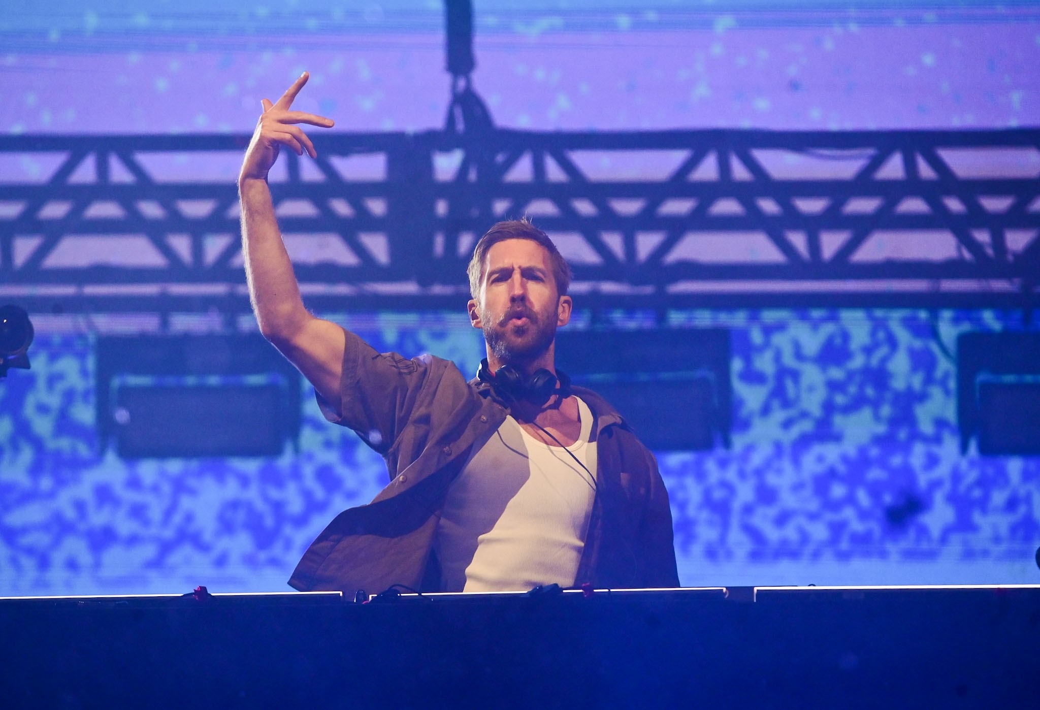 3º dia de Rock in Rio vira baile de formatura chuvoso com Calvin Harris e Black Eyed Peas; veja resumo