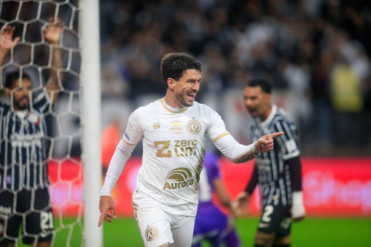 Corinthians perde de virada da Chapecoense e chega ao 4º jogo sem vencer no Brasileiro