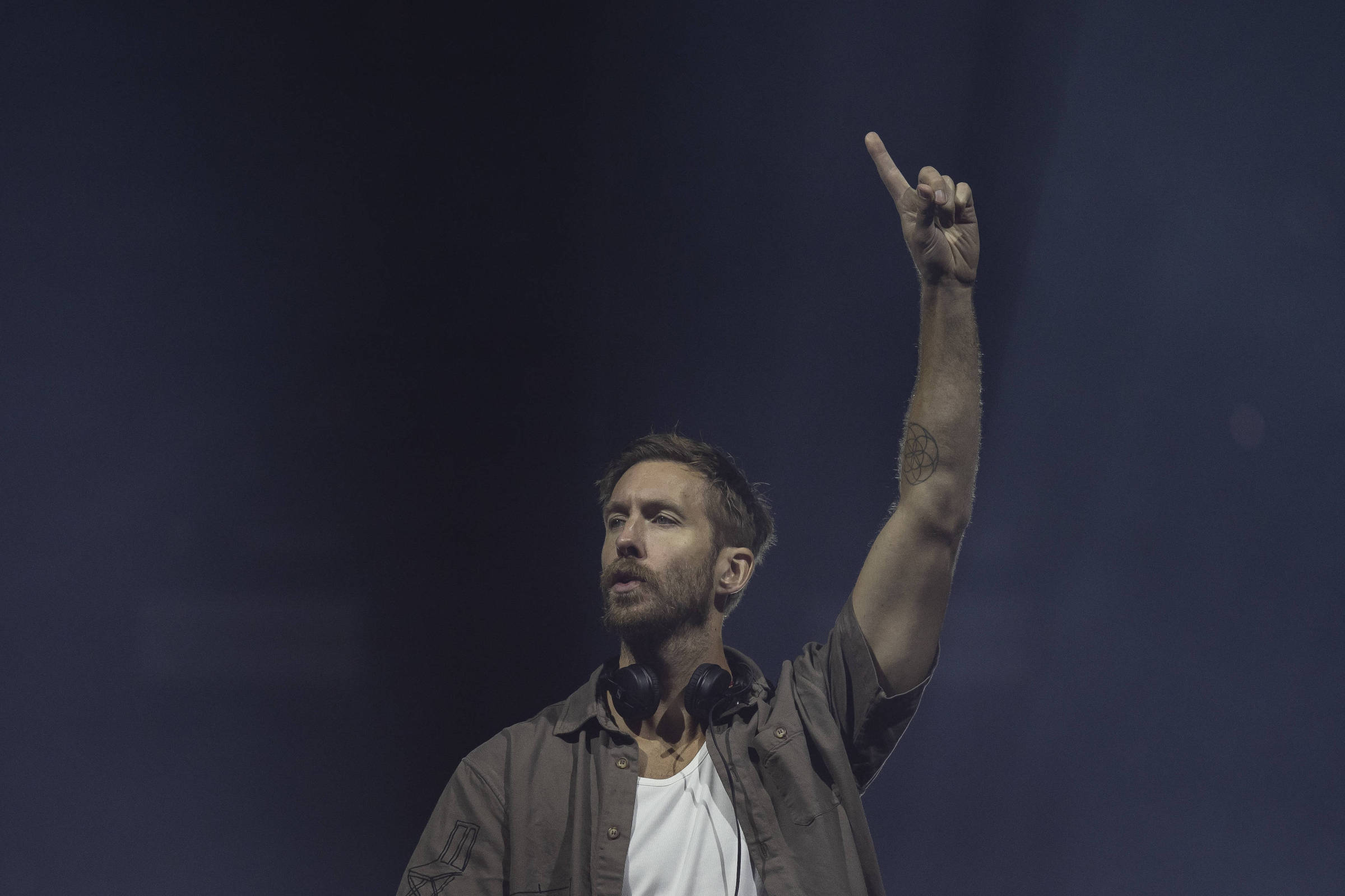 Calvin Harris faz grande rave e agita multidão no Rock in Rio debaixo de chuva