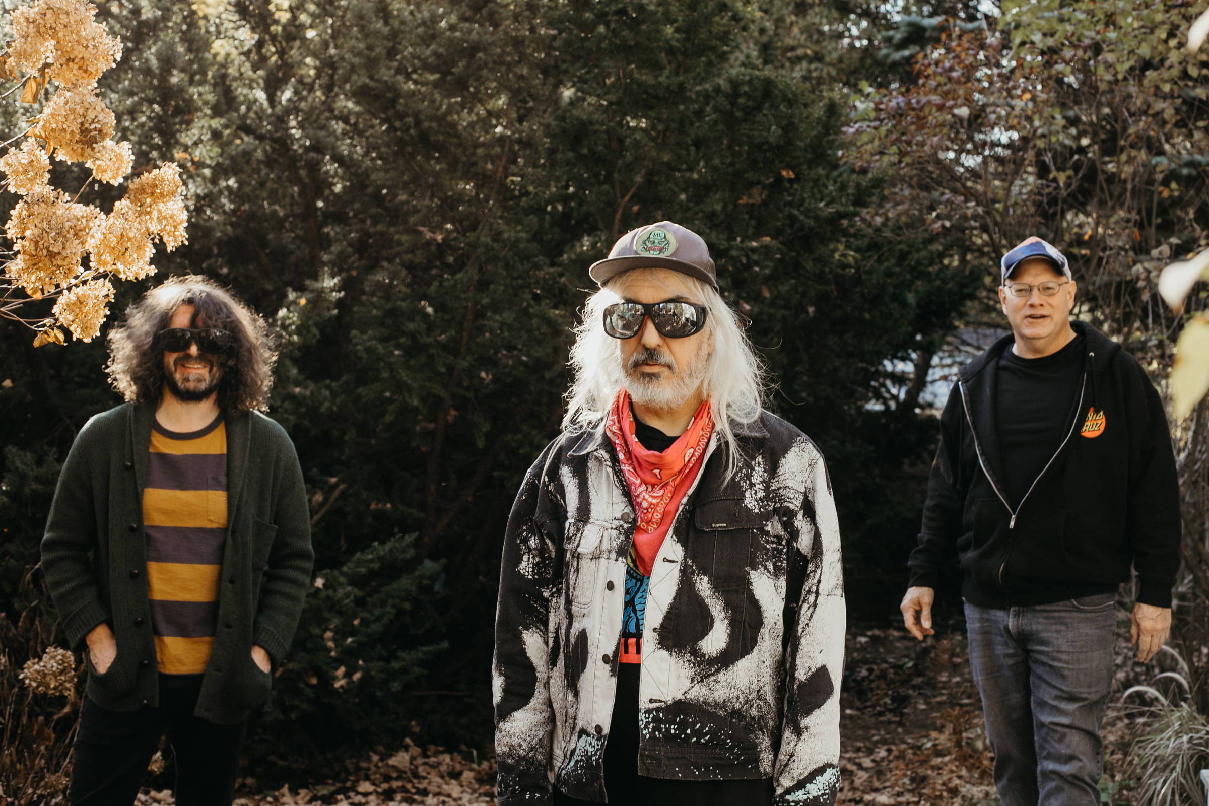 Novo disco do Dinosaur Jr. retoma origem lo-fi em fase inspirada