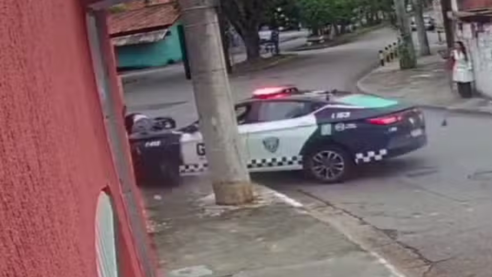 Adolescentes estavam em moto furtada que se envolveu em batida com viatura da GCM em São José dos Campos
