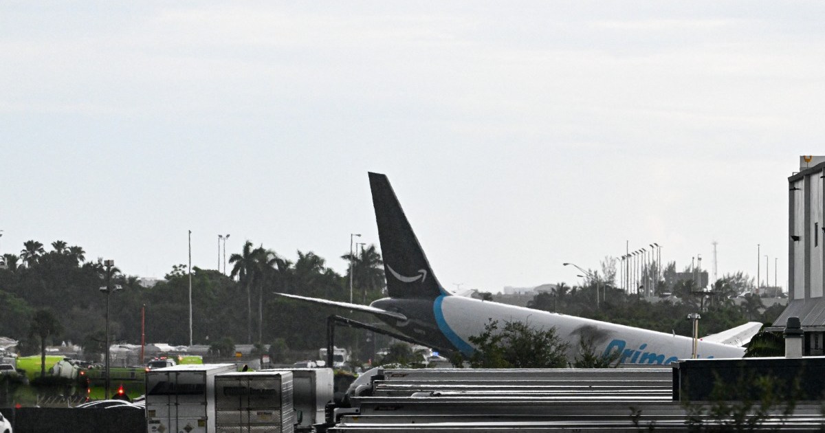 Pilotos do avião de carga da Amazon que caiu em Miami recebem alta do hospital