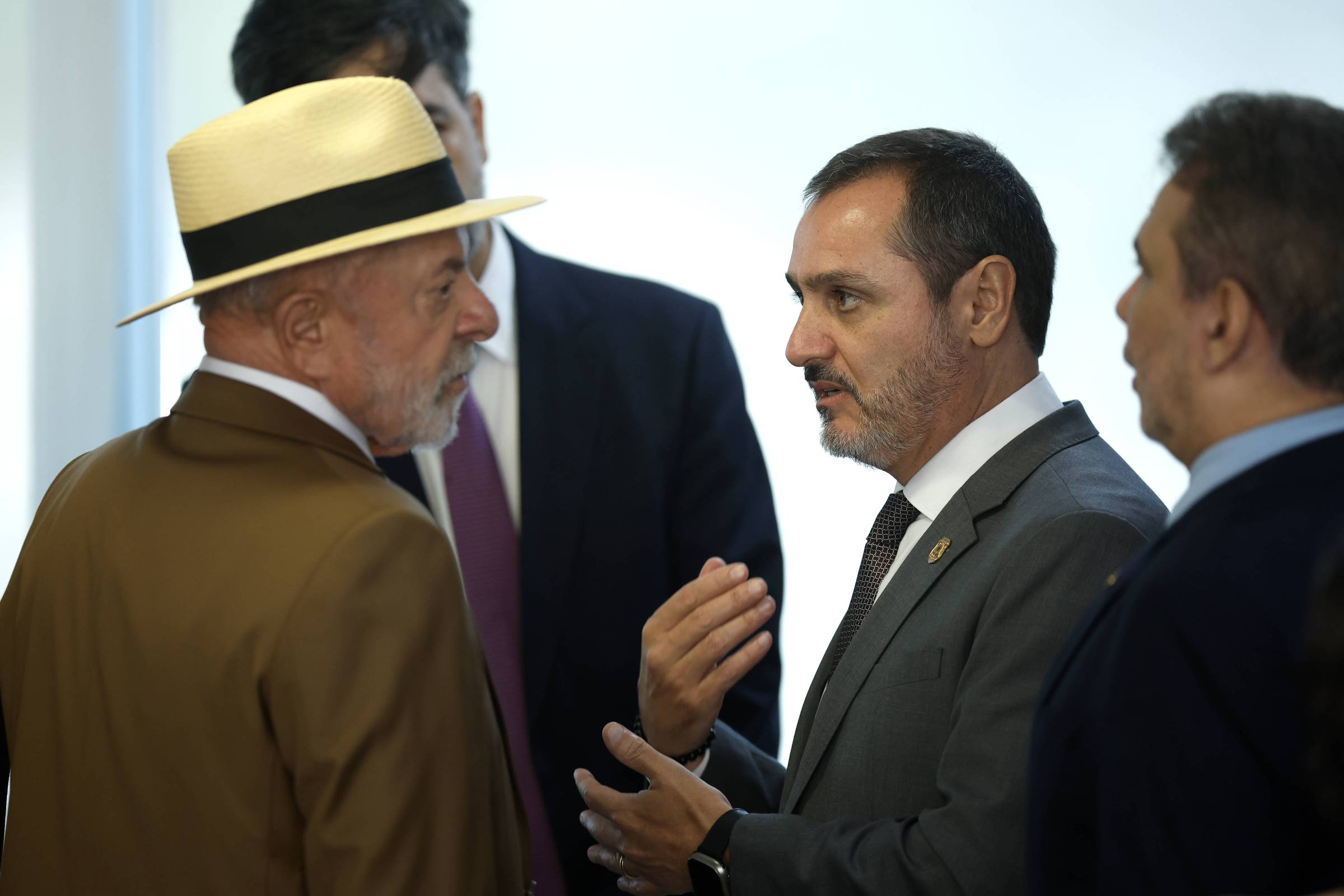 Mendonça age politicamente e cria armadilha para o governo, dizem aliados de Lula