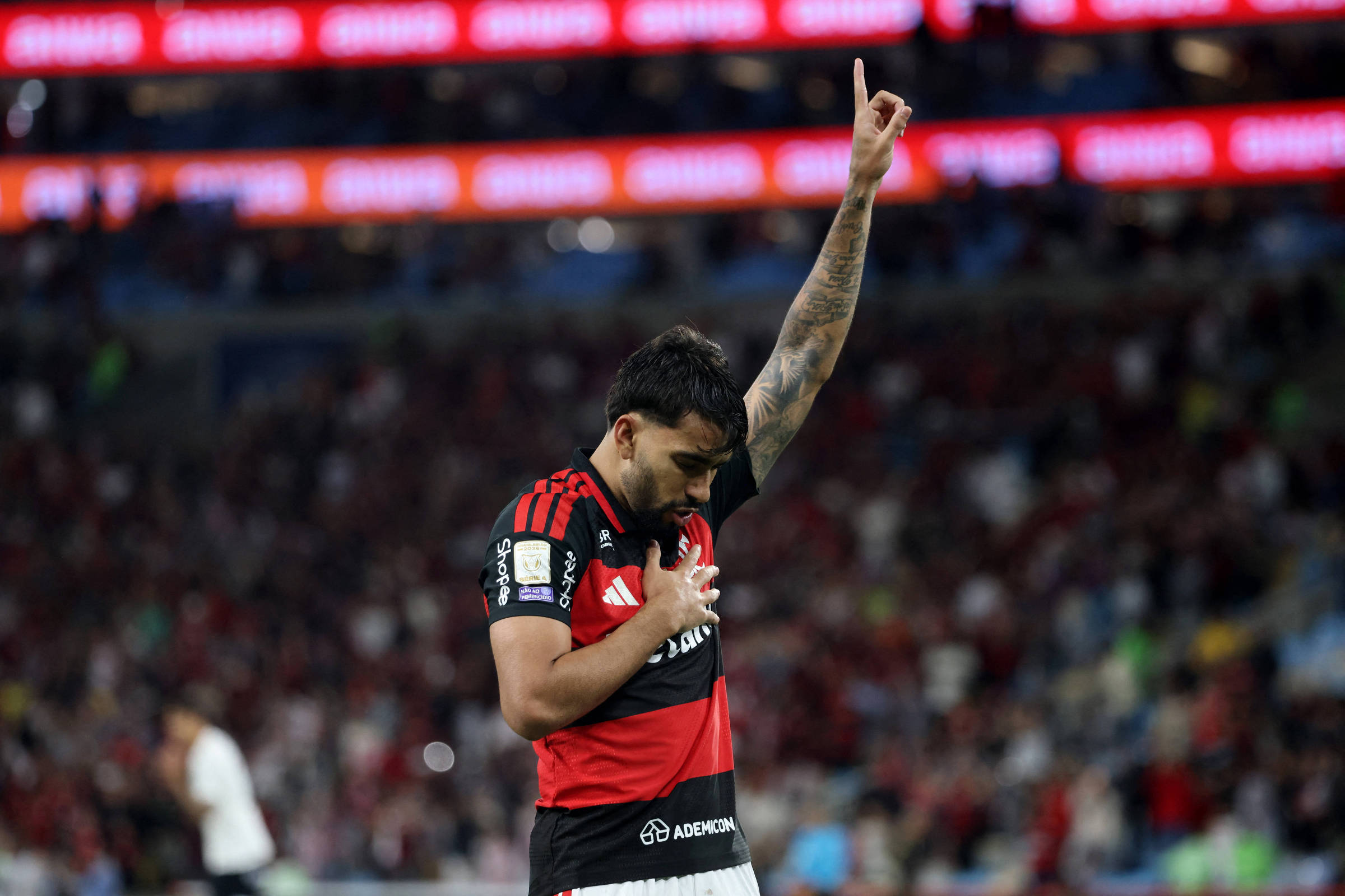 Flamengo vence o Corinthians no fim e retoma a liderança do Brasileiro