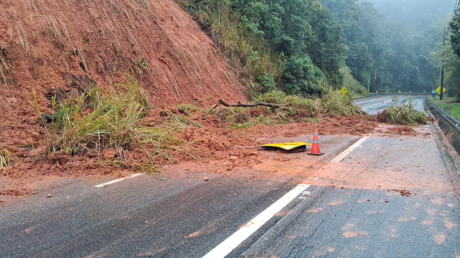 Serra da Tamoios está interditada há mais de 12 horas por conta das chuvas