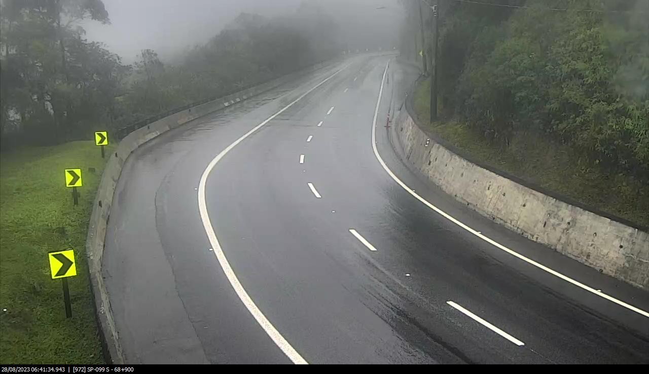 Serra Antiga da Tamoios ultrapassa 30 horas interditada por causa da chuva; motoristas fazem comboios