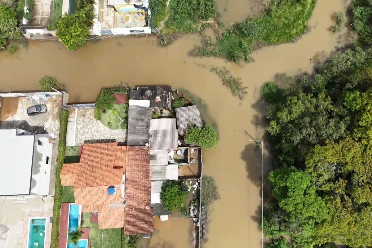 Moradores andam de barco e perdem móveis após chuva alagar ruas em Atibaia; imagens de drone mostram inundação