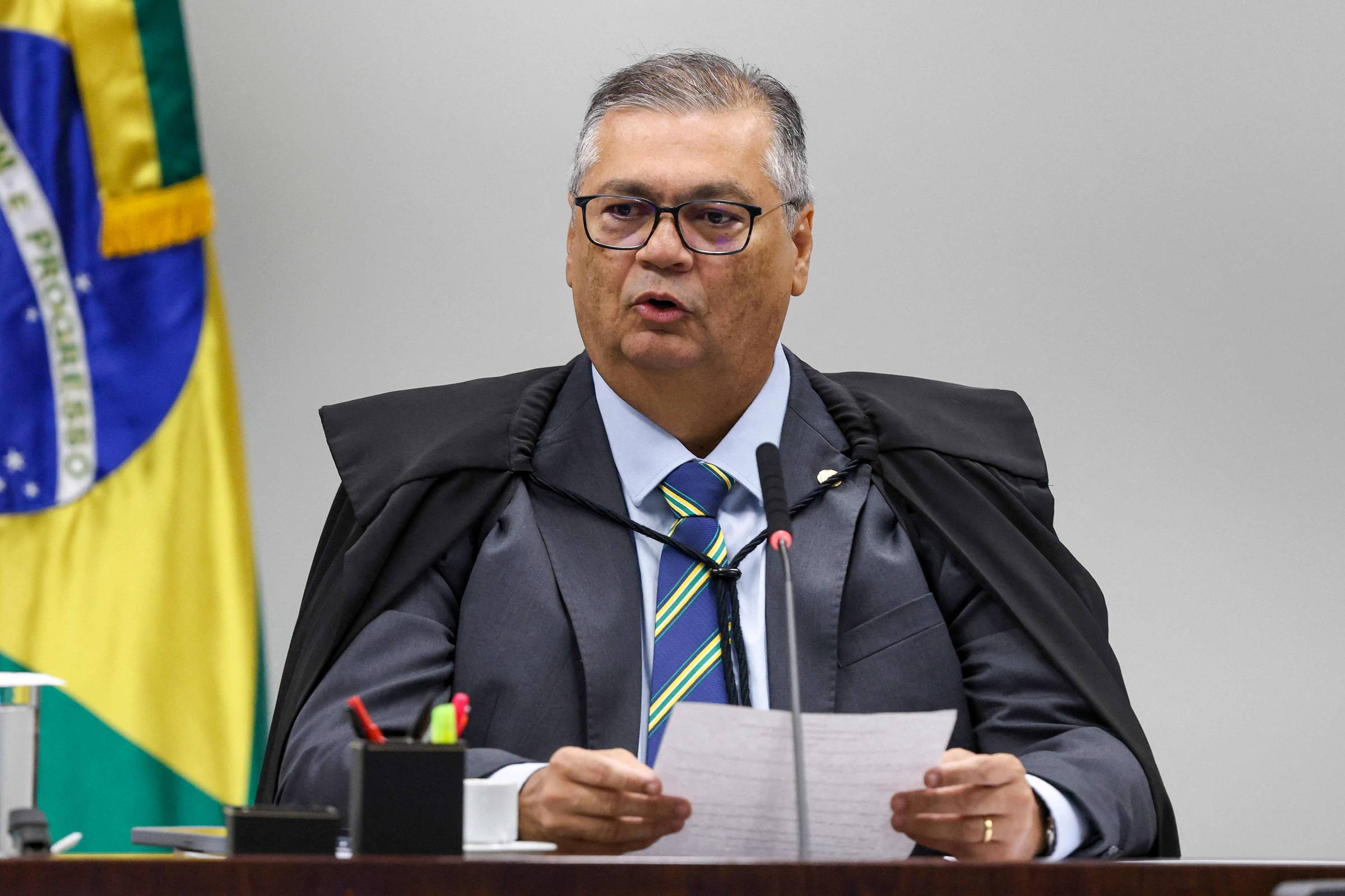 Dino usa livro com regimento do STF para reforçar argumentos em sessão