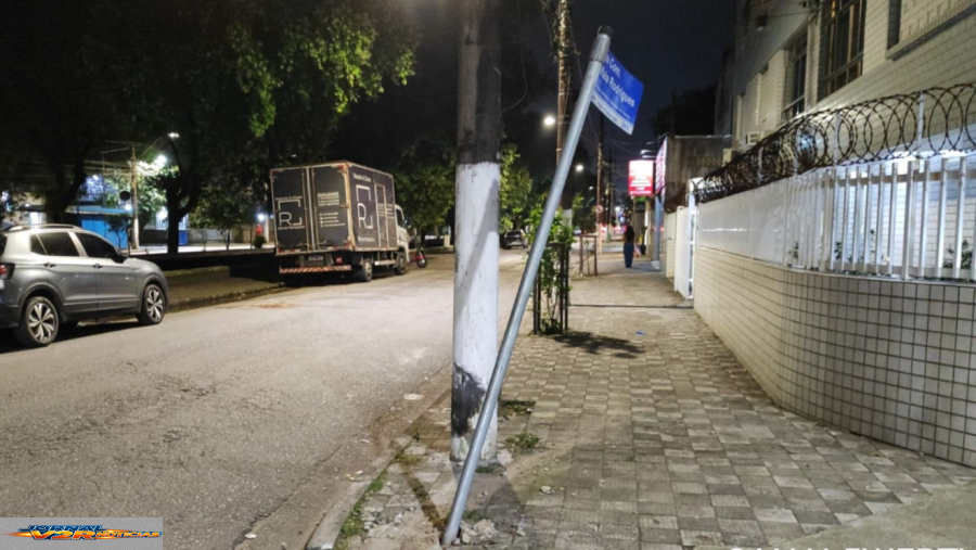 Motociclista sem habilitação avança sinal vermelho e deixa duas pessoas gravemente feridas em Santos