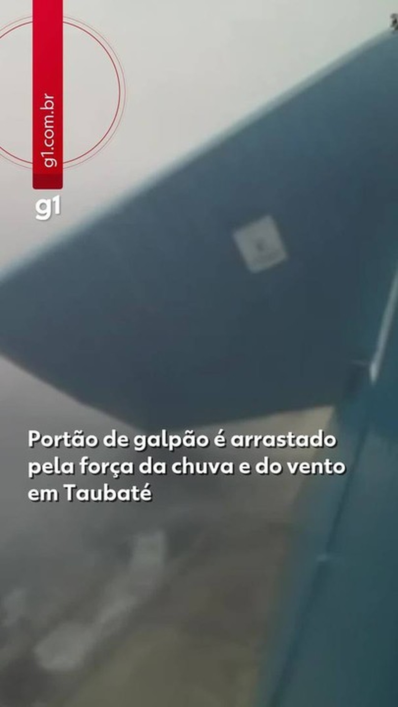 VÍDEO mostra momento em que portão de galpão é arrastado pela força da chuva e do vento em Taubaté, SP