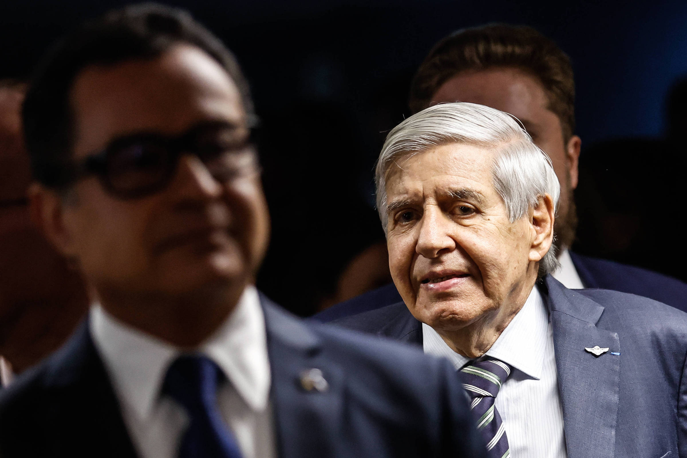 Generais do golpe seguem recebendo R$ 38,5 mil, e crise no STF vira munição para manter patentes
