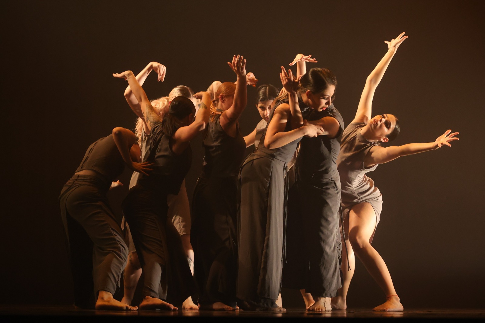 Teatro Mario Covas recebe espetáculo gratuito do Corpo de Baile de Caraguatatuba