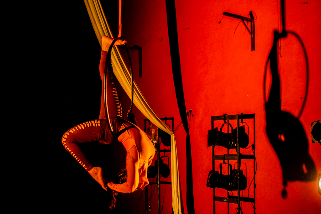 Arte circense e dança ocupam o Espaço Cultural Pés no Chão em Ilhabela