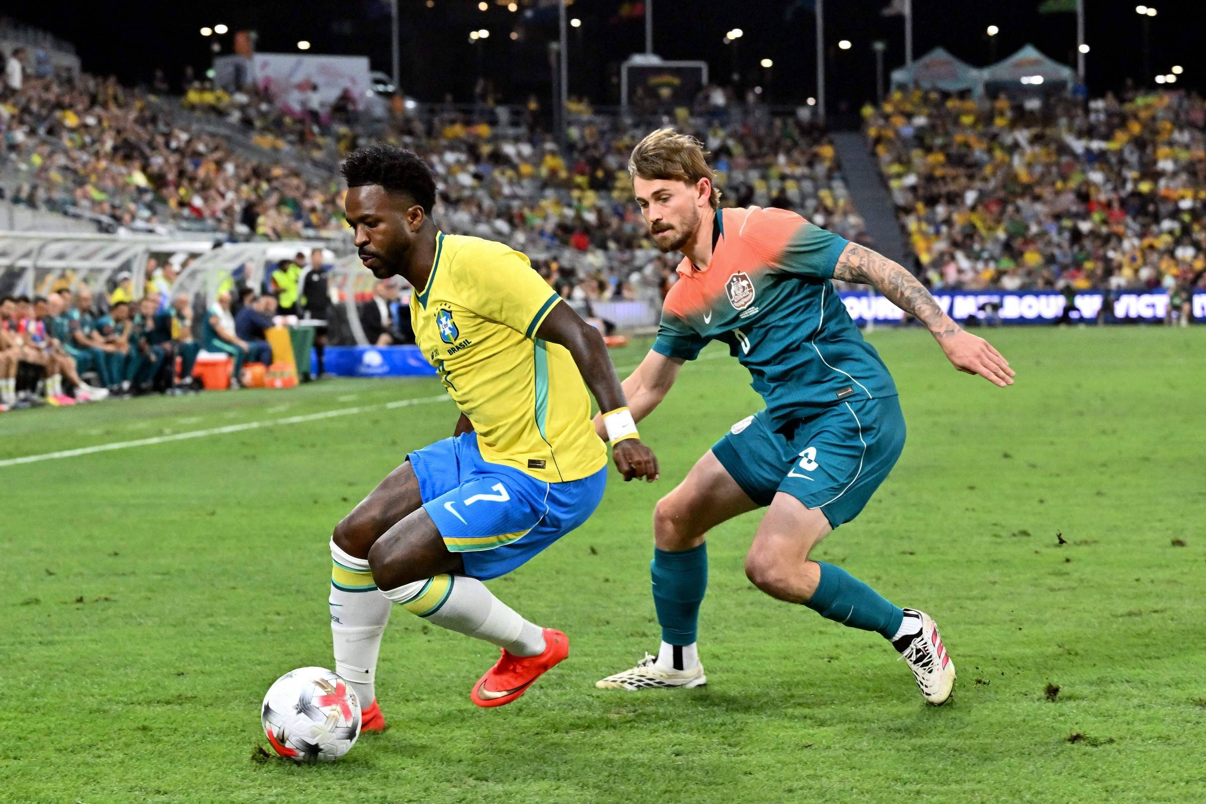 Seleção repete problemas da Copa e só empata com Austrália no último lance