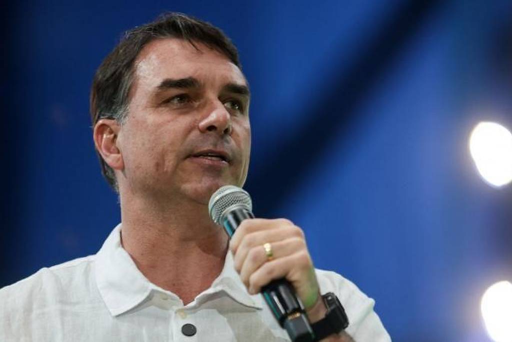 Flávio fala sobre volta do pai em evento: 'Quem quer ver o Bolsonaro aqui no ano que vem dá um grito'