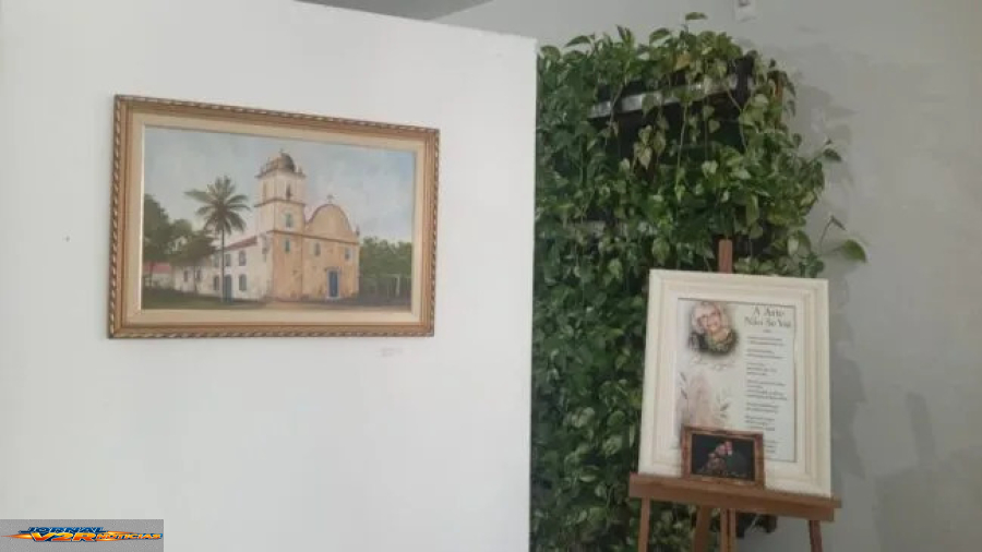 Arte que eterniza Itanhaém: exposição homenageia Lídia Saguti no Fórum da cidade