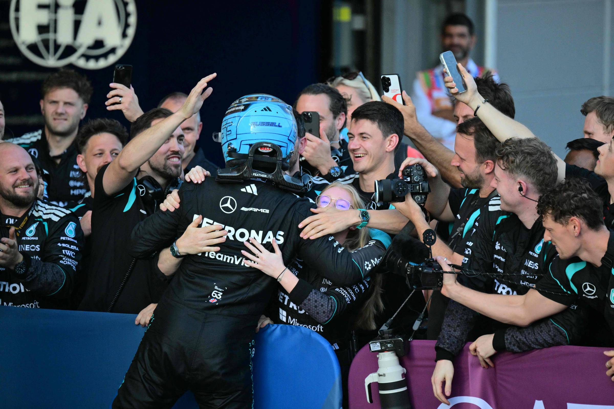 Russell lidera do início ao fim e resiste à pressão de Verstappen no Azerbaijão