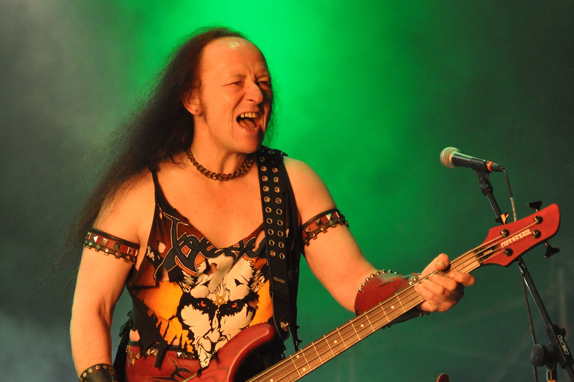 Morre Conrad 'Cronos' Lant, vocalista e baixista da banda de metal Venom, aos 63 anos