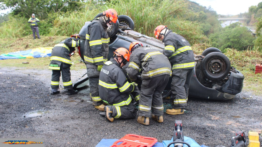 Simulado de acidente na Tamoios reúne equipes de emergência em ação de segurança viária